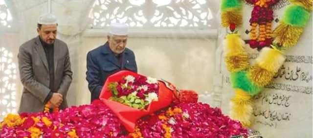 اسحاق ڈار کی داتا دربار آمد‘ سیکرٹری اوقاف نے ترقیاتی کاموں سے آگاہ کیا