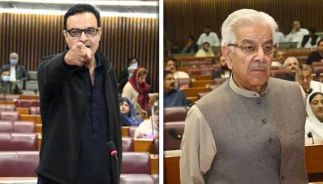 خواجہ آصف اور بیرسٹر گوہر کی ملاقات، مصافحہ کرنے کیساتھ قہقہے بھی لگائے