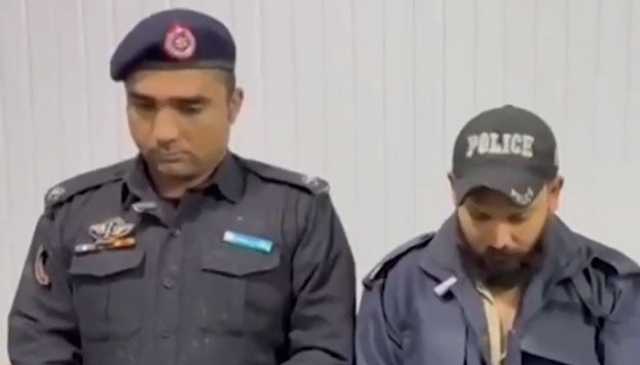 کراچی: پولیس اہلکار کو ملزمان کے تعاقب کے دوران دکان میں چھپنے پر معطل کردیا گیا