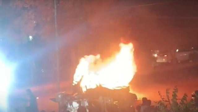 کراچی، کار کی ٹکر سے راہ گیر جاں بحق، مشتعل افراد نے کار جلادی